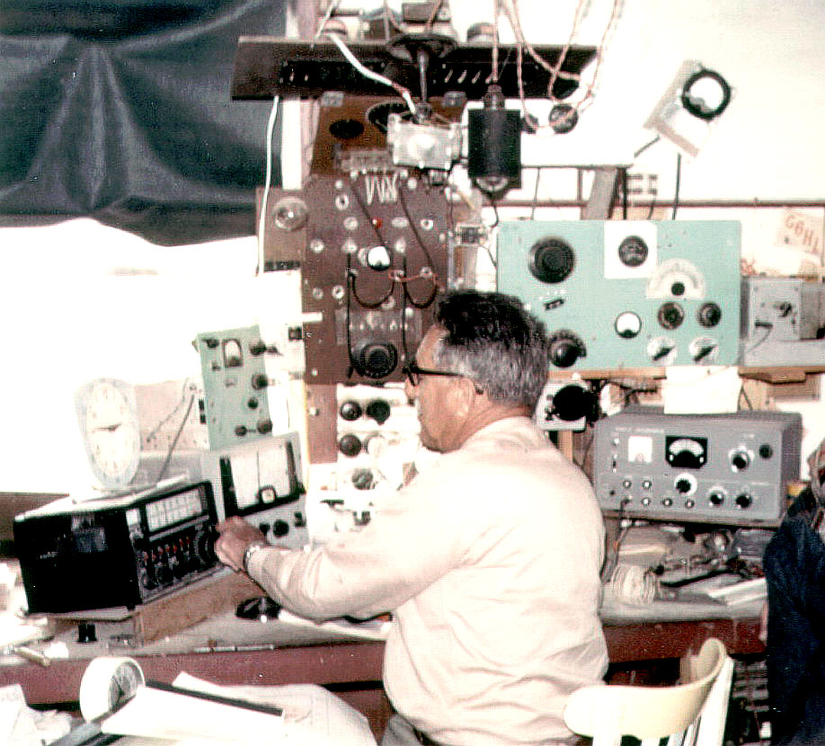 VK2AHN in his shack with an FL-100B